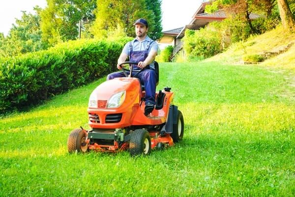 Najlepsze traktorki ogrodowe do pracy w trudnym terenie – na co zwrócić uwagę?