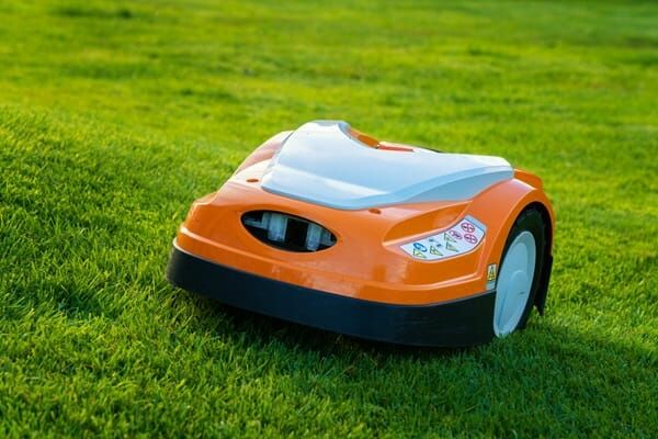 Roboty koszące a tradycyjne kosiarki – co wybrać dla swojego ogrodu?